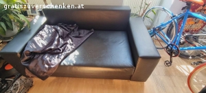 Schwarze Kunstleder Couch zu verschenken. Maße: L.: 160cm, H.: 68cm Tiefe: 82cm
Schwarze Kunstleder Couch mit Gebrauchsspuren (siehe Fotos) - die mit Decke, Überwurf o.Ä. aber leicht abzudecken sind, wie man sieht ;)
Schöne robustes Teil - zu schade um es wegzuwerfen.
Selbstabholung in 1180 Wien