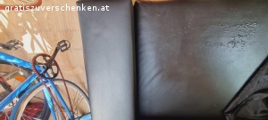 Schwarze Kunstleder Couch zu verschenken. Maße: L.: 160cm, H.: 68cm Tiefe: 82cm
Schwarze Kunstleder Couch mit Gebrauchsspuren (siehe Fotos) - die mit Decke, Überwurf o.Ä. aber leicht abzudecken sind, wie man sieht ;)
Schöne robustes Teil - zu schade um es wegzuwerfen.
Selbstabholung in 1180 Wien