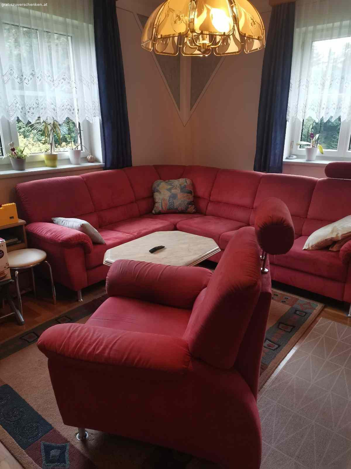 Sofa Garnitur. Verschenke Sofa Garnitur ca 250x220 mit Sessel.
Johann 0664/4857411 Steiermark