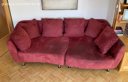Sofa zu verschenken. Unser bequemes Sofa (breite Liegefläche) muss für ein neues Sofa Platz machen. Länge: 2,40 m, Breite: 1,05 - 1,30 m, Liegehöhe: 40 cm, Höhe Armlehne: 72 cm. Zu verschenken inklusive Pölster. Einzige Bedingung: 100% Selbstabholung
