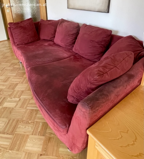 Sofa zu verschenken. Unser bequemes Sofa (breite Liegefläche) muss für ein neues Sofa Platz machen. Länge: 2,40 m, Breite: 1,05 - 1,30 m, Liegehöhe: 40 cm, Höhe Armlehne: 72 cm. Zu verschenken inklusive Pölster. Einzige Bedingung: 100% Selbstabholung