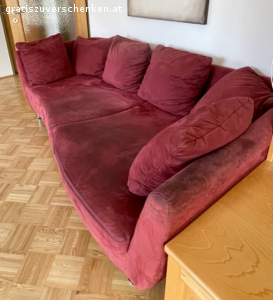 Sofa zu verschenken. Unser bequemes Sofa (breite Liegefläche) muss für ein neues Sofa Platz machen. Länge: 2,40 m, Breite: 1,05 - 1,30 m, Liegehöhe: 40 cm, Höhe Armlehne: 72 cm. Zu verschenken inklusive Pölster. Einzige Bedingung: 100% Selbstabholung