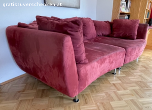 Sofa zu verschenken. Unser bequemes Sofa (breite Liegefläche) muss für ein neues Sofa Platz machen. Länge: 2,40 m, Breite: 1,05 - 1,30 m, Liegehöhe: 40 cm, Höhe Armlehne: 72 cm. Zu verschenken inklusive Pölster. Einzige Bedingung: 100% Selbstabholung