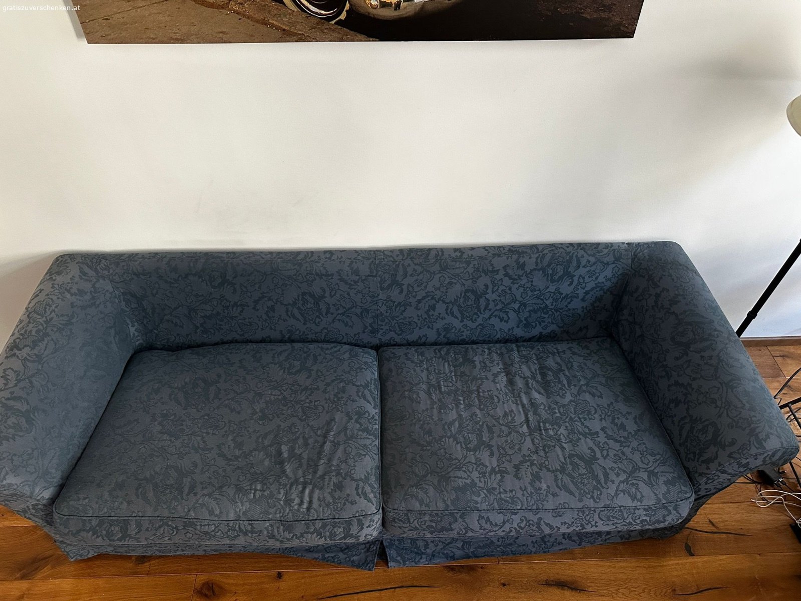Sofa. Zu verschenken ist ein blaues, robustes Sofa, mit Sitzhöhe 41cm
Gesamthöhe 59cm
B 225cm
T 81cm

Bei einem Sitzkissen kann man den Bezug nicht mehr zu machen (siehe Foto), entweder Zip erneuern oder mit Stoff abdecken. Man sieht es nicht, weil hinten bei der Rücklehne.

Abzuholen in 1150 Wien