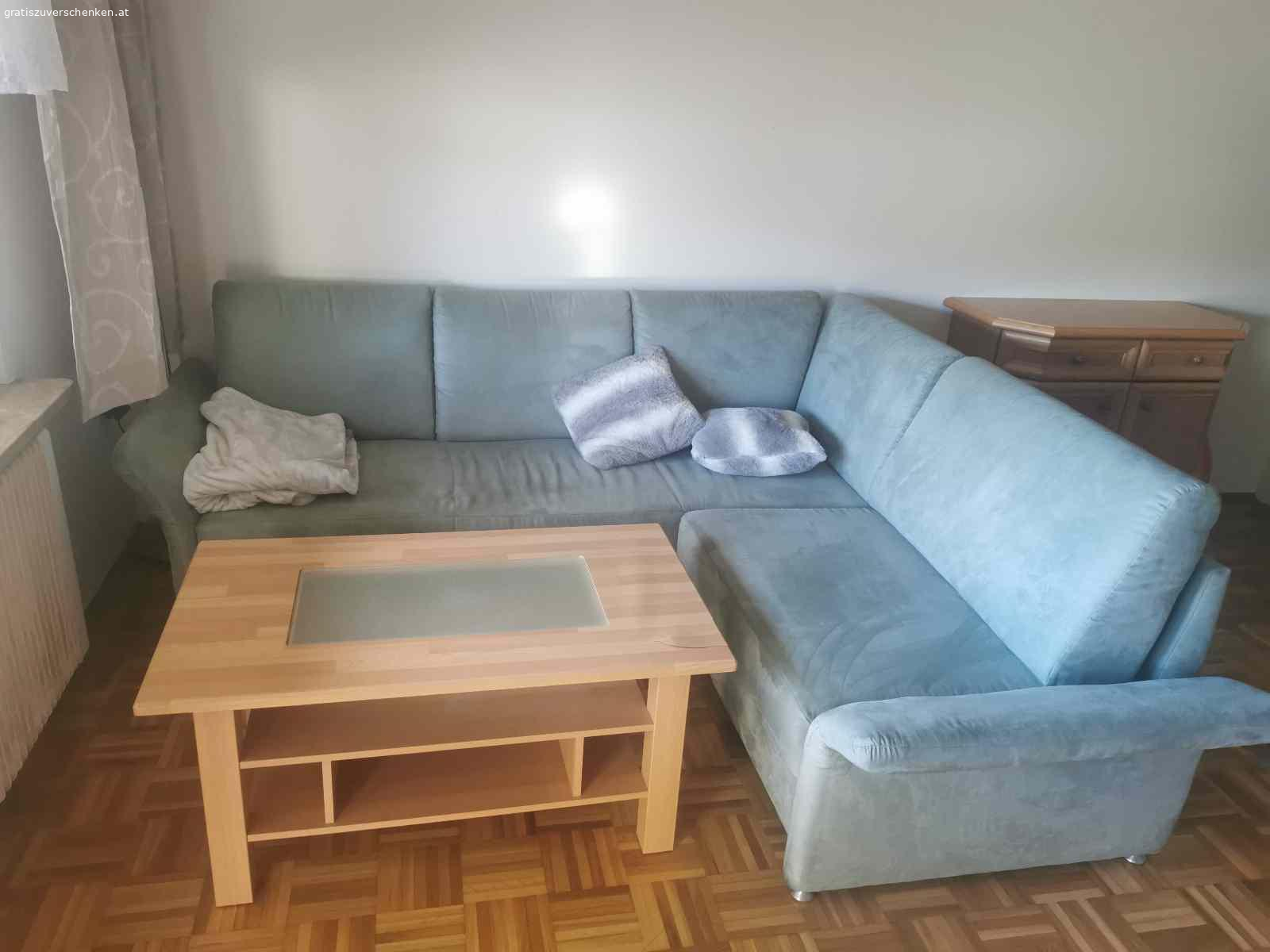 Velourleder Sofa. Velourleder Sofa mint sehr guter Zustand wegen Wohnungsauflösung zu verschenken  2m x 2,15m nicht ausziehbar
