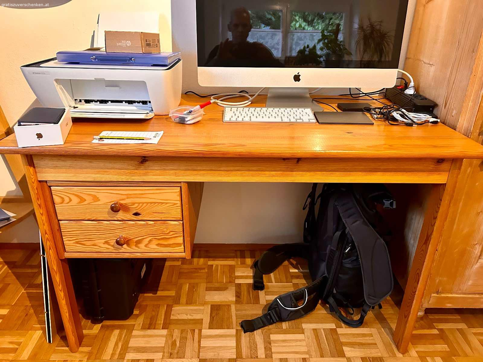 Verschenke Schreibtisch. Schreibtisch zu verschenken  Maße 120 x63x73