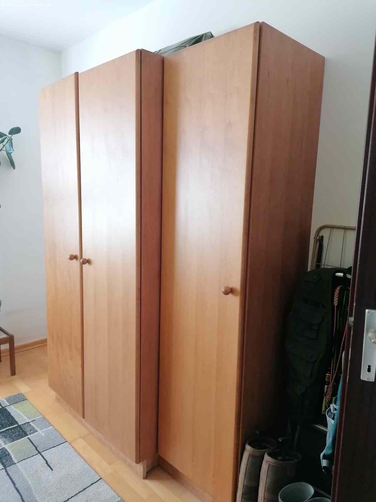 Vollholz Kleiderkasten. Vollholz Kleiderkasten
150 cm breit,  200 cm hoch
Doppeltüre 100 cm- Tiefe 60cm
Einfache Türe 50cm- Tiefe 50 cm

Selbstdemontage und Selbstabholung