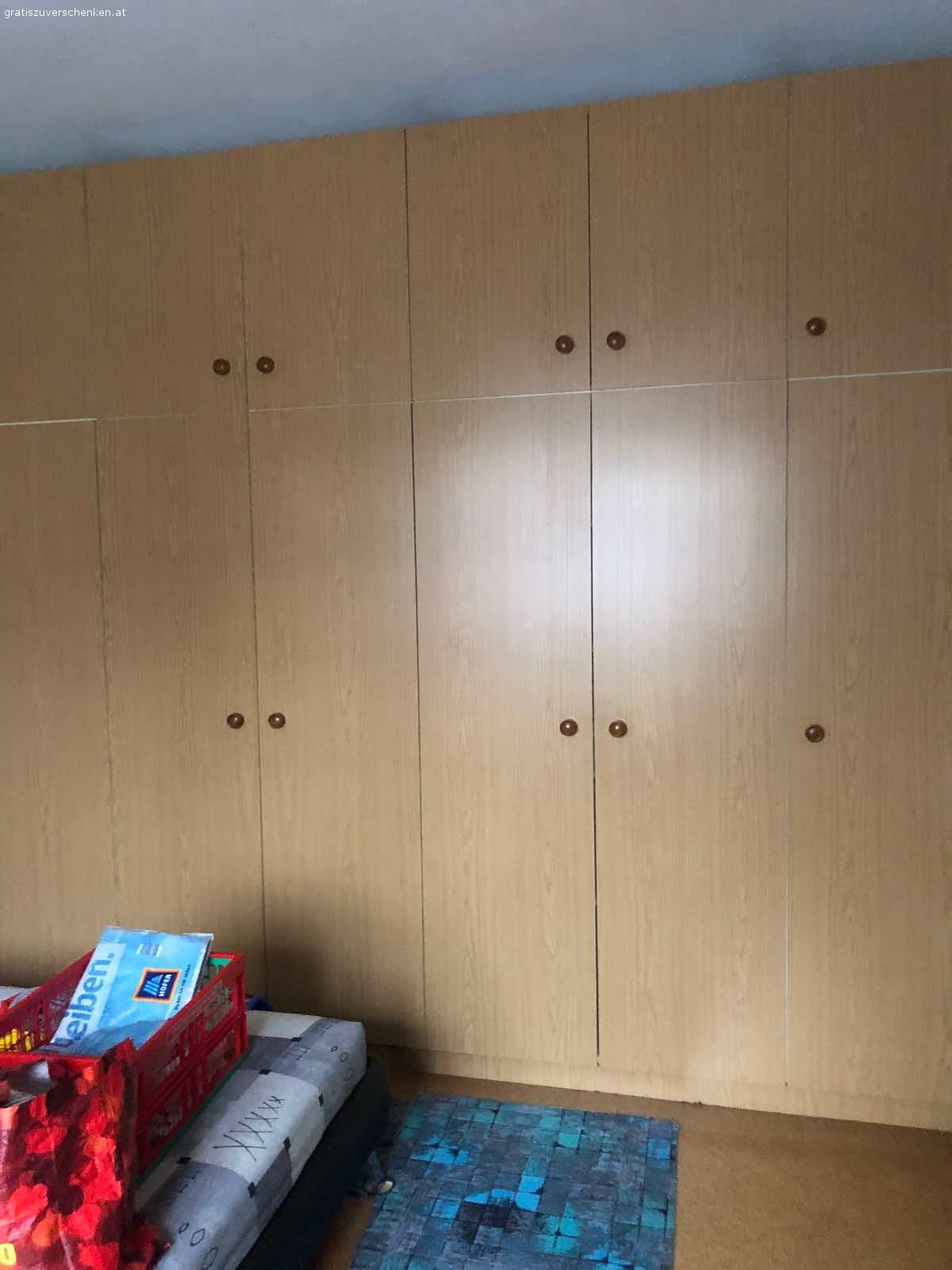 Wandverbau. Kasten/Wohnwand beige guter Zustand 3,5m Breite, 2,68 Höhe gratis abzugeben.Selbstabbau und Selbstabholung.