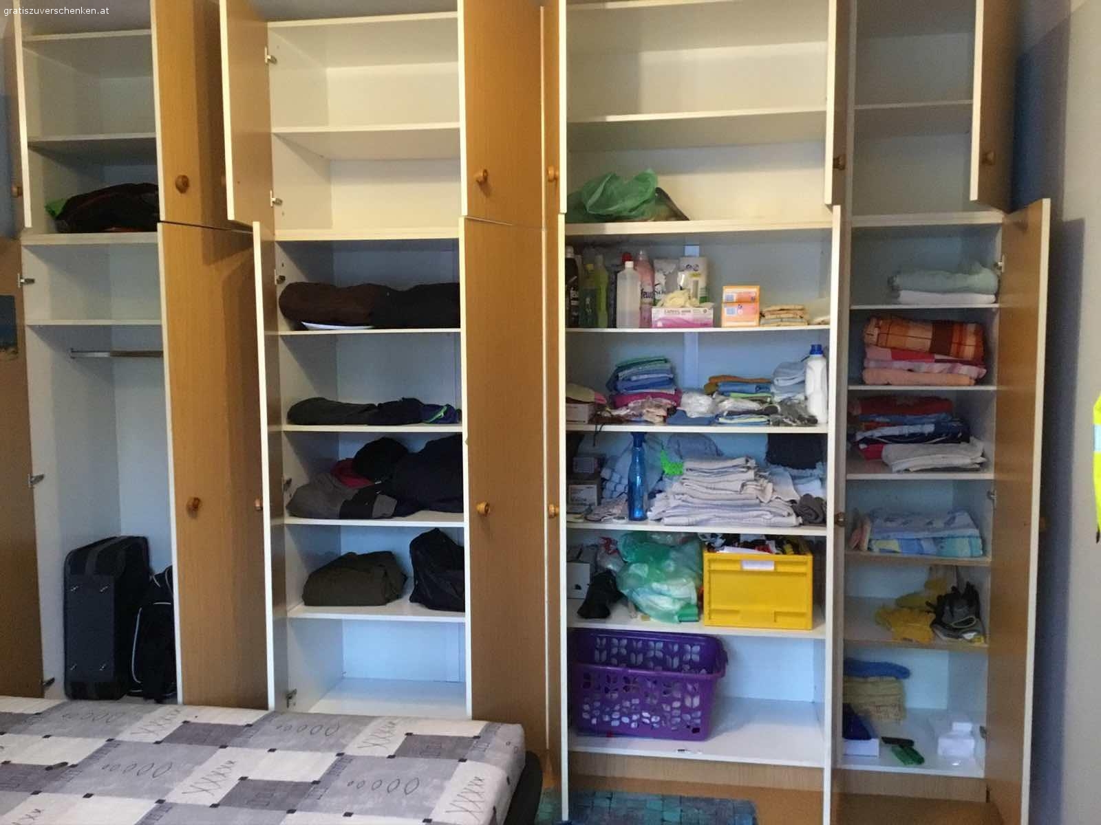 Wandverbau. Kasten/Wohnwand beige guter Zustand 3,5m Breite, 2,68 Höhe gratis abzugeben.Selbstabbau und Selbstabholung.