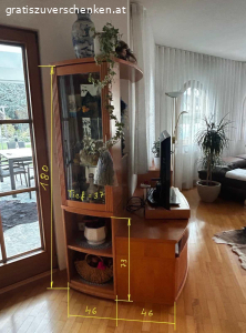 Wohn- und Esszimmer zu verschenken. Kompletter Wohnzimmerverbau, Echtholz, in Top Zustand, sowie ein Esszimmer mit Sitzbank, Esstisch und div. Schränken zu verschenken! Nur komplett abzugeben. Die Möbel sind bereits demontiert und bereit zur Abholung!