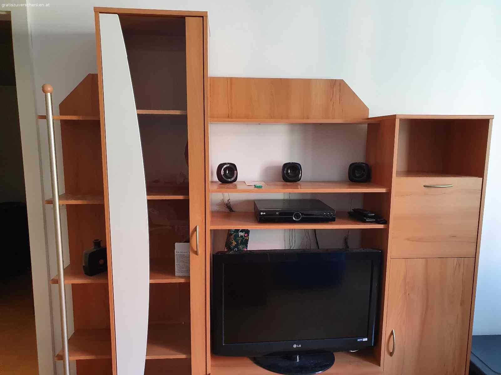 Wohnwand. Wohbwand, gebraucht, aber komplett funktionsfähig. Zum Selbstabholen.
Ohne Accessoires und Fernseher, Musikanlage

Maße: B/H/T: 195/195/37cm