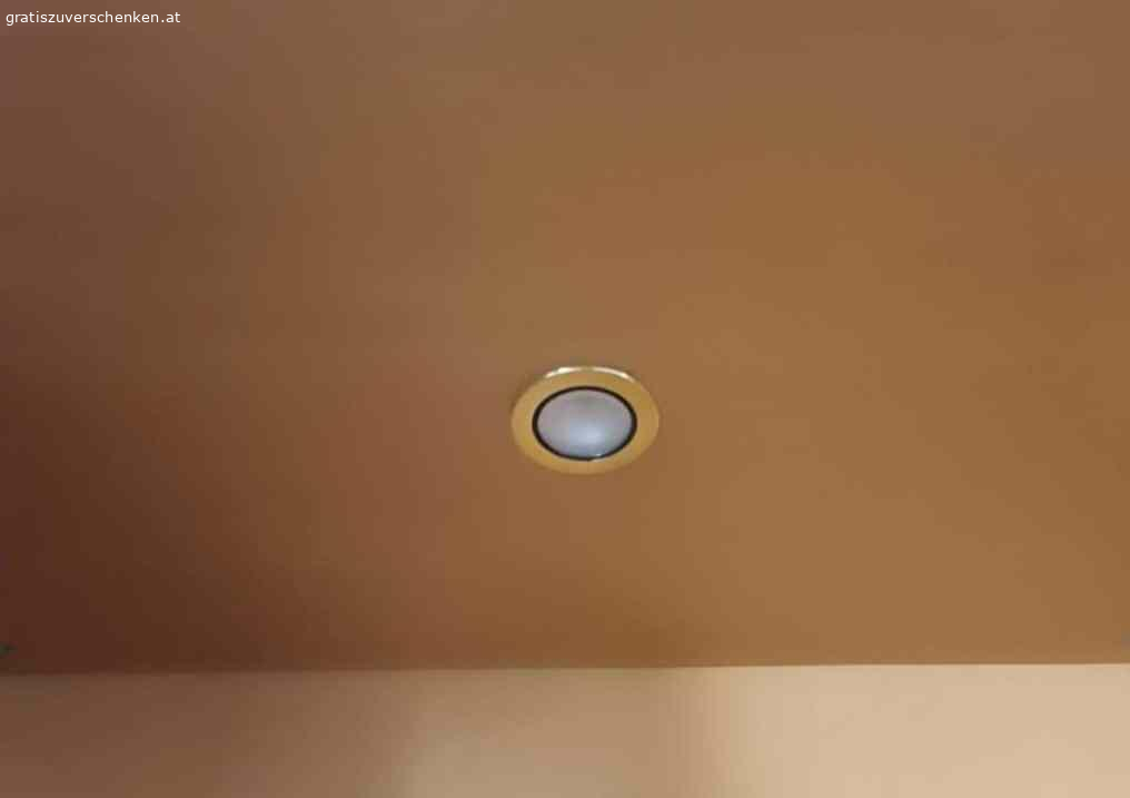 Wohnwand. Wohnwand vom Leiner, Massiv in gutem Zustand.
Vitrine mit Spot und es gibt für den Eckkasten noch ein dazugehöriges Wandboard