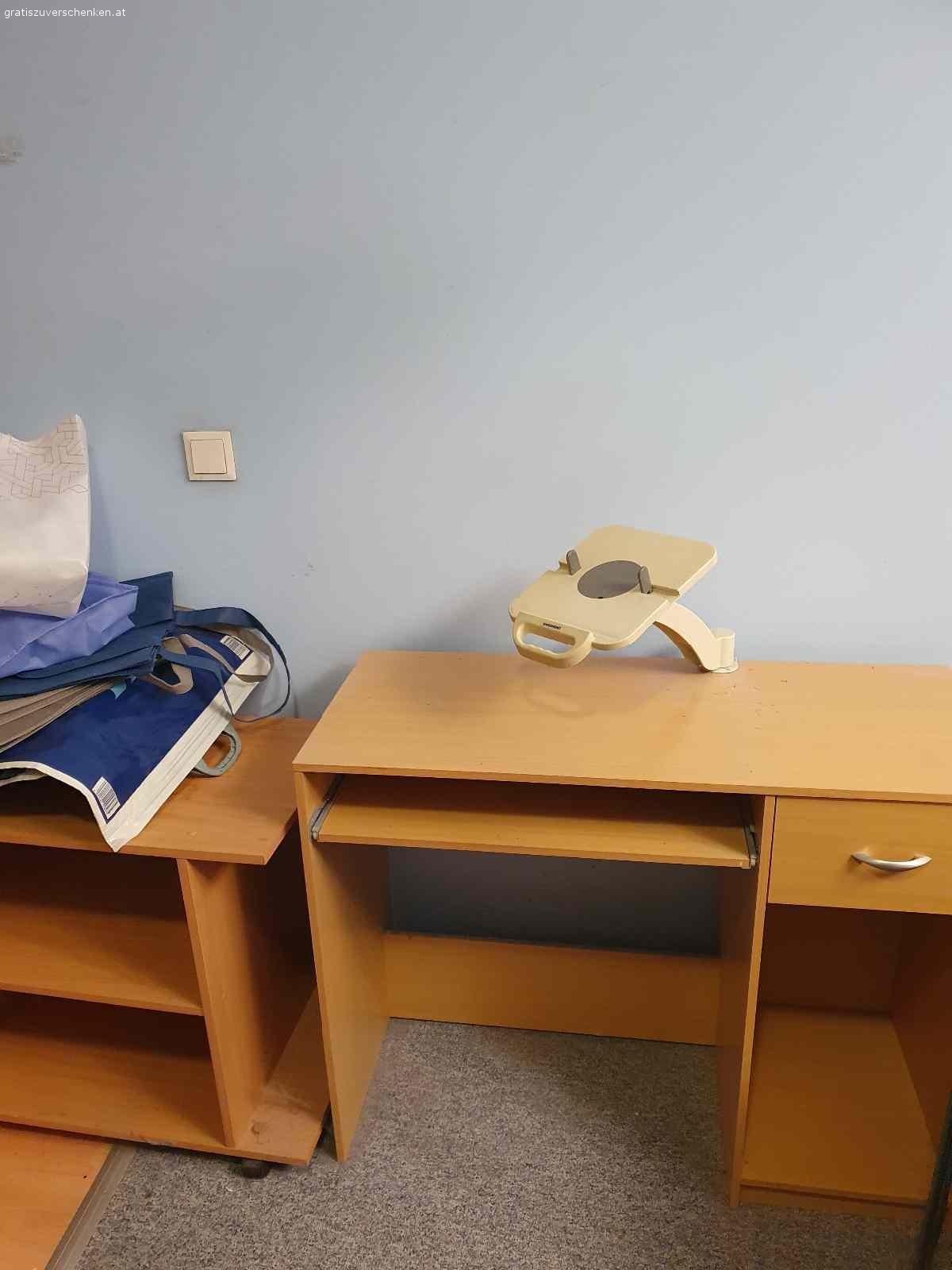 Wohnzimmer mit Tischen. Wohnzimmerwand
Computertisch
Esstisch Holz Höhe verstellbar
Klapptisch und Luster