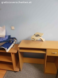 Wohnzimmer mit Tischen. Wohnzimmerwand
Computertisch
Esstisch Holz Höhe verstellbar
Klapptisch und Luster