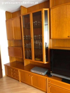 Wohnzimmer Verbau Schrank Vitrine Regal. Sehr schöner Wohnzimmerschrank zu verschenken 
Farbe Kirsch ca 3 Meter