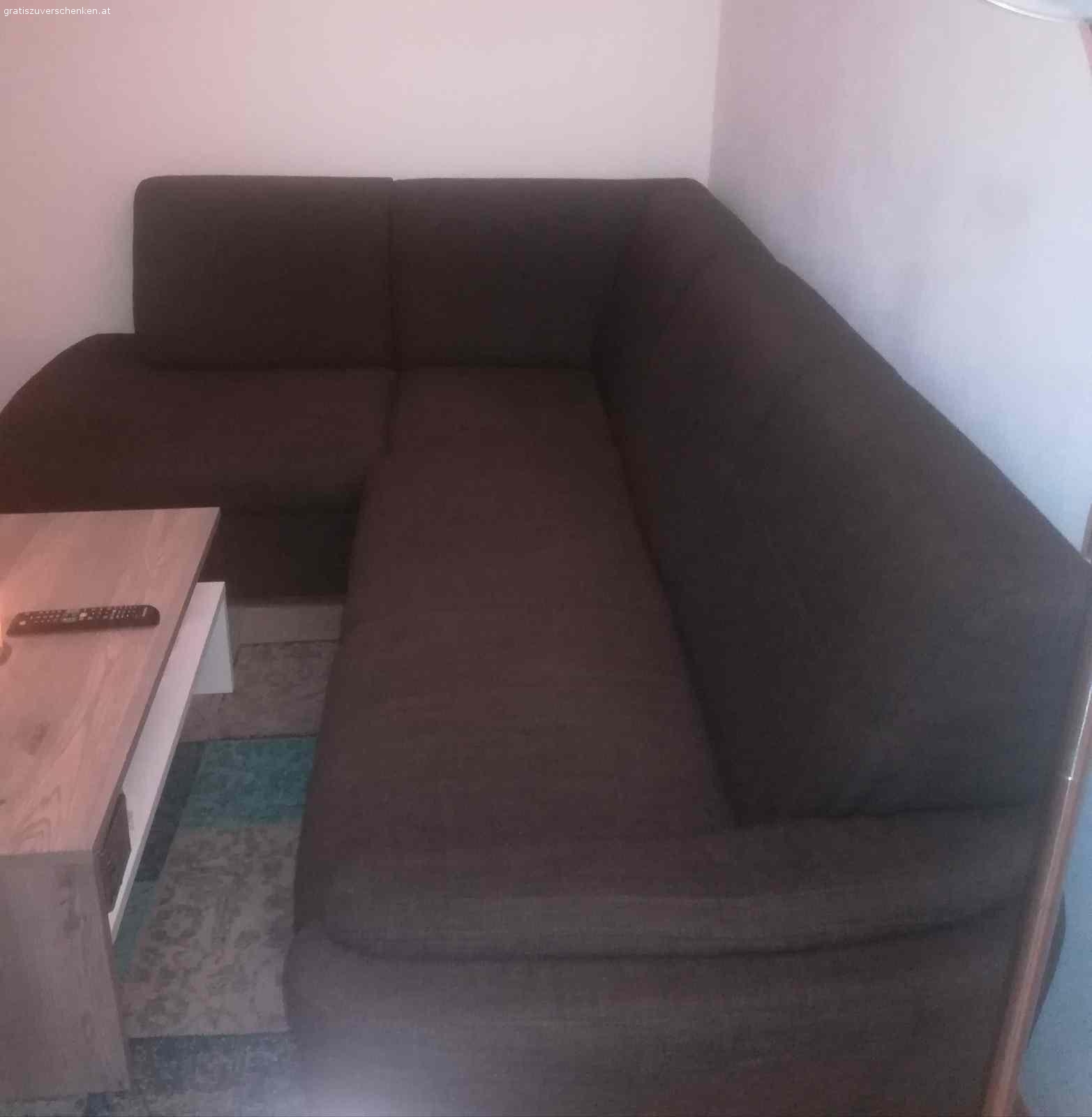 Wohnzimmercouch braun. Verschenke Eckwohnzimmercouch braun in gutem Zustand Größe 2,60 x 2,00 m .
Selbstabholung