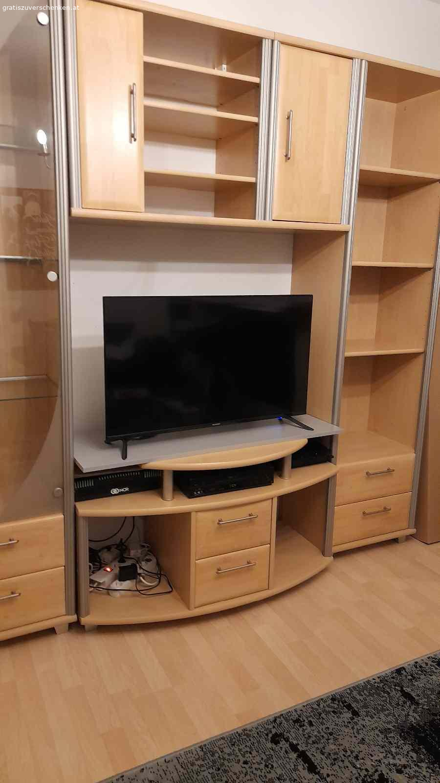 Wohnzimmerschrank. Wohnzimmerschrank besteht aus 5 Teilen. Glasvitrinen mit Beleuchtung. Gesamtlänge ca. 2,65 m Höhe ca. 2,15 m. Nichtraucherhaushalt. Selbstabholung. Der Hängeteil muss erst abmontiert werden.