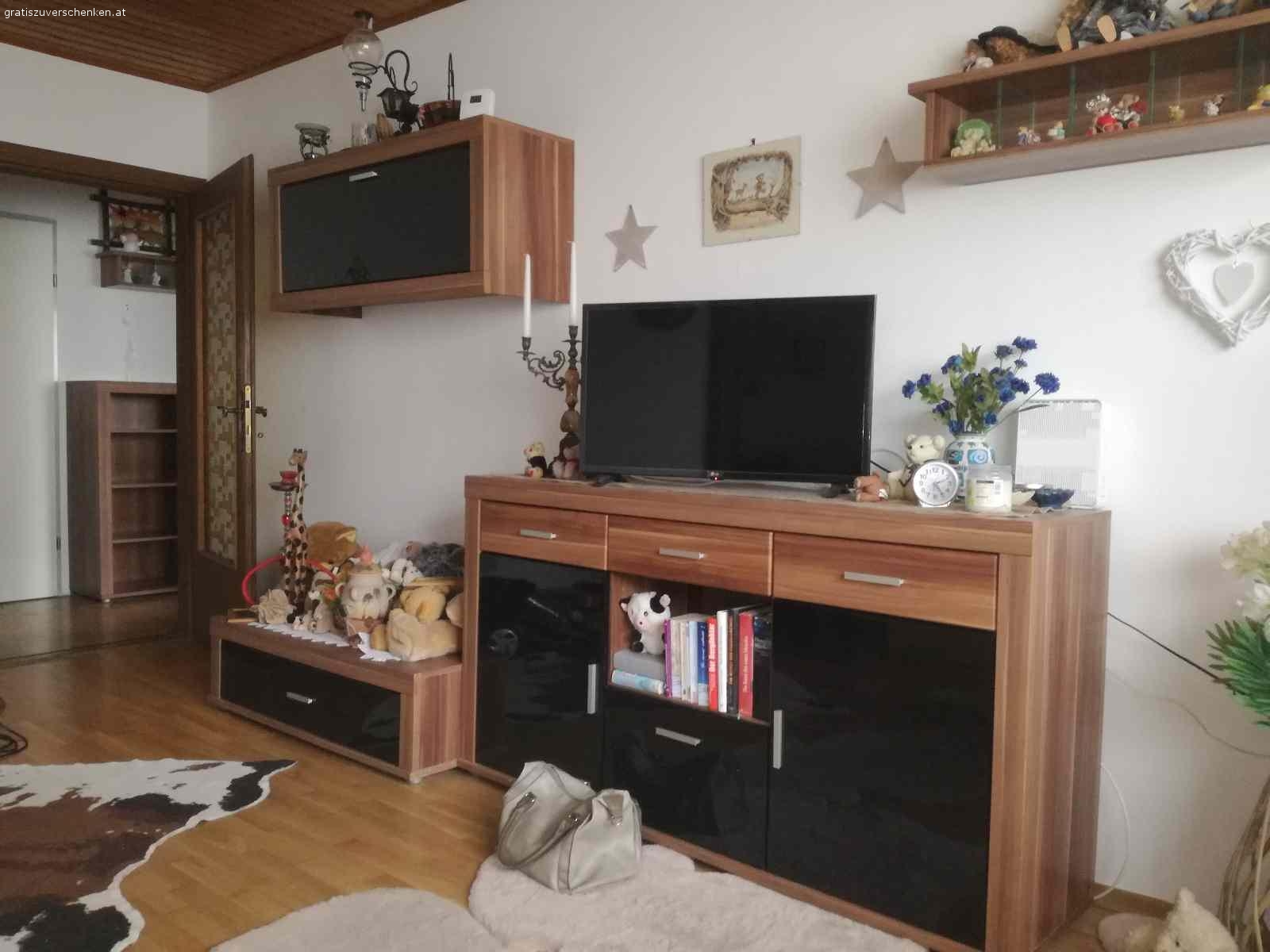 Zu verschenken. 6 teilige Wohnwand bestehend aus TV Bord Hängeschränke und Kommode sowie ein Schuhschrank und extra kommode für Schlafzimmer oder Vorzimmer zu verschenken ist aus massivholz