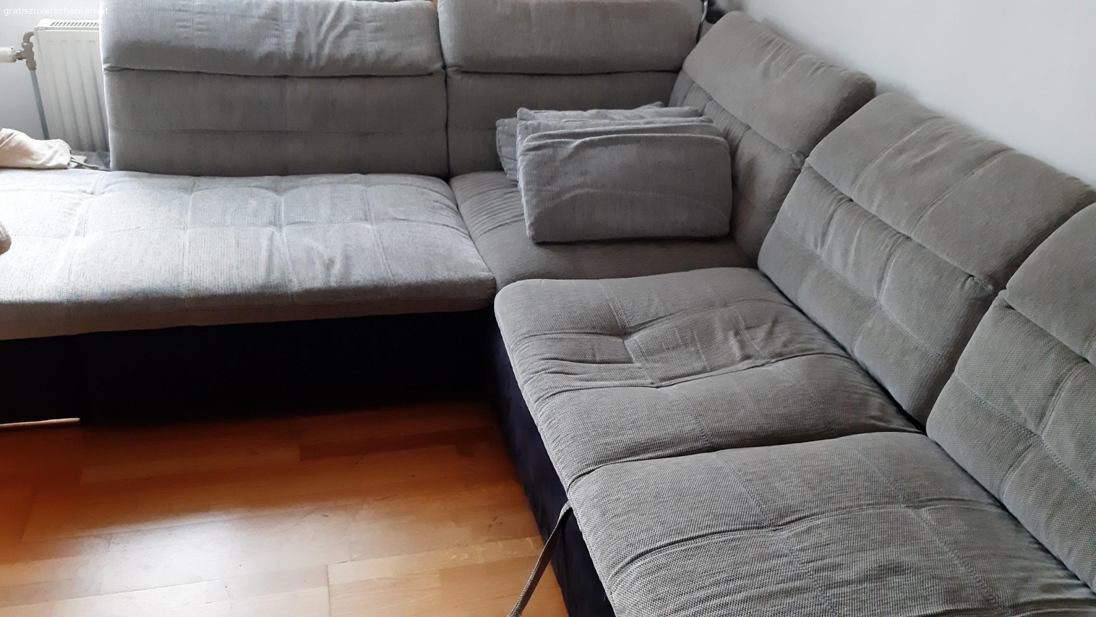 zu verschenken. Sitzgarnitur mit Bettfunktion zu verschenken, Eine Feder unterseitug hat sich gelöst, deswegen auch auch die Schrammen bei ausgewogener Bettfunktion, ansonsten in gutem Zustand gebraucht, zusätzlich gibt es einen ausziehbaren Tisch.
Couch Abmessungen: 288x250 Sitztiefe 75cm / Tisch: B110, T70, H75, Breite ausgezogen: 170cm, 
Abgabe der Möbel 
Gegen Selbstabholer schnell abzuholen