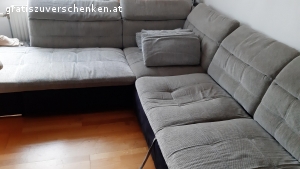 zu verschenken. Sitzgarnitur mit Bettfunktion zu verschenken, Eine Feder unterseitug hat sich gelöst, deswegen auch auch die Schrammen bei ausgewogener Bettfunktion, ansonsten in gutem Zustand gebraucht, zusätzlich gibt es einen ausziehbaren Tisch.
Couch Abmessungen: 288x250 Sitztiefe 75cm / Tisch: B110, T70, H75, Breite ausgezogen: 170cm, 
Abgabe der Möbel 
Gegen Selbstabholer schnell abzuholen