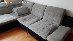 zu verschenken. Sitzgarnitur mit Bettfunktion zu verschenken, Eine Feder unterseitug hat sich gelöst, deswegen auch auch die Schrammen bei ausgewogener Bettfunktion, ansonsten in gutem Zustand gebraucht, zusätzlich gibt es einen ausziehbaren Tisch.
Couch Abmessungen: 288x250 Sitztiefe 75cm / Tisch: B110, T70, H75, Breite ausgezogen: 170cm, 
Abgabe der Möbel 
Gegen Selbstabholer schnell abzuholen