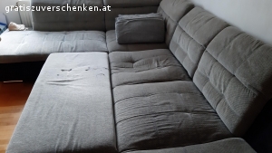 zu verschenken. Sitzgarnitur mit Bettfunktion zu verschenken, Eine Feder unterseitug hat sich gelöst, deswegen auch auch die Schrammen bei ausgewogener Bettfunktion, ansonsten in gutem Zustand gebraucht, zusätzlich gibt es einen ausziehbaren Tisch.
Couch Abmessungen: 288x250 Sitztiefe 75cm / Tisch: B110, T70, H75, Breite ausgezogen: 170cm, 
Abgabe der Möbel 
Gegen Selbstabholer schnell abzuholen