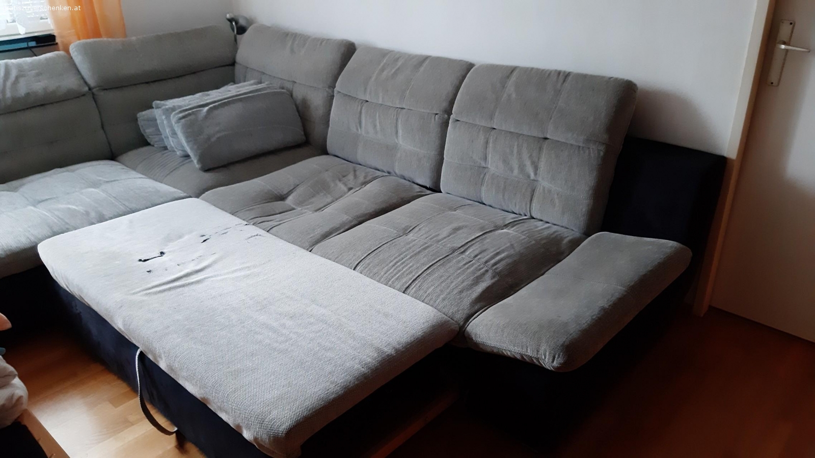 zu verschenken. Sitzgarnitur mit Bettfunktion zu verschenken, Eine Feder unterseitug hat sich gelöst, deswegen auch auch die Schrammen bei ausgewogener Bettfunktion, ansonsten in gutem Zustand gebraucht, zusätzlich gibt es einen ausziehbaren Tisch.
Couch Abmessungen: 288x250 Sitztiefe 75cm / Tisch: B110, T70, H75, Breite ausgezogen: 170cm, 
Abgabe der Möbel 
Gegen Selbstabholer schnell abzuholen