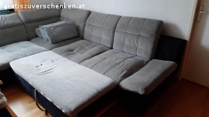 zu verschenken. Sitzgarnitur mit Bettfunktion zu verschenken, Eine Feder unterseitug hat sich gelöst, deswegen auch auch die Schrammen bei ausgewogener Bettfunktion, ansonsten in gutem Zustand gebraucht, zusätzlich gibt es einen ausziehbaren Tisch.
Couch Abmessungen: 288x250 Sitztiefe 75cm / Tisch: B110, T70, H75, Breite ausgezogen: 170cm, 
Abgabe der Möbel 
Gegen Selbstabholer schnell abzuholen